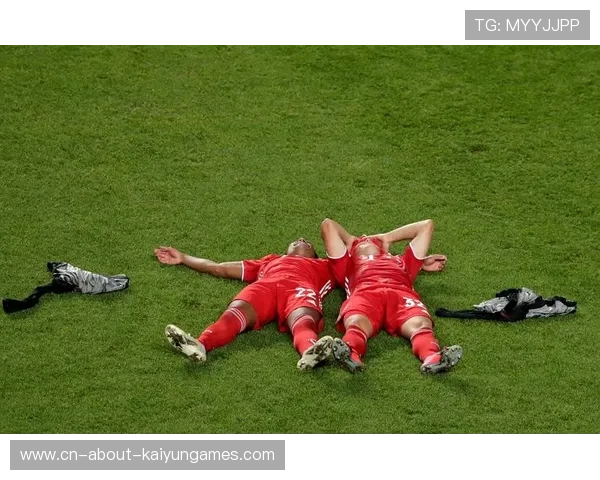 诺伊尔冲出禁区头球解围，截断对方前锋的长距离单刀突袭